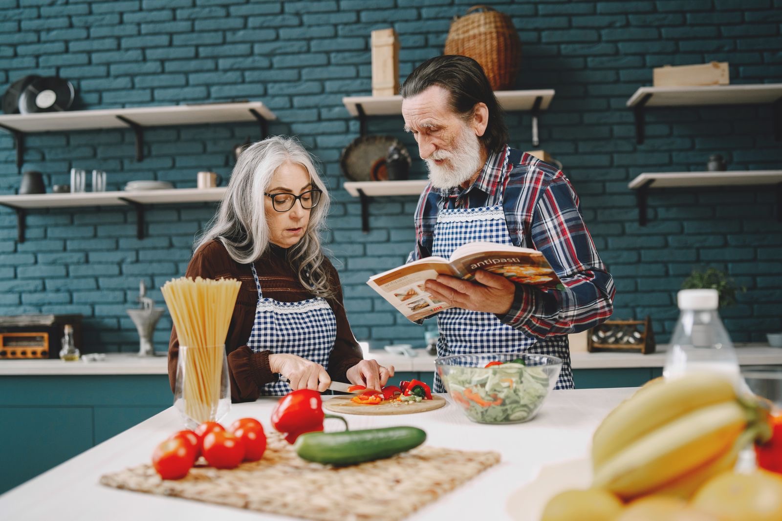 Paar kocht gemeinsam frisch in der Küche