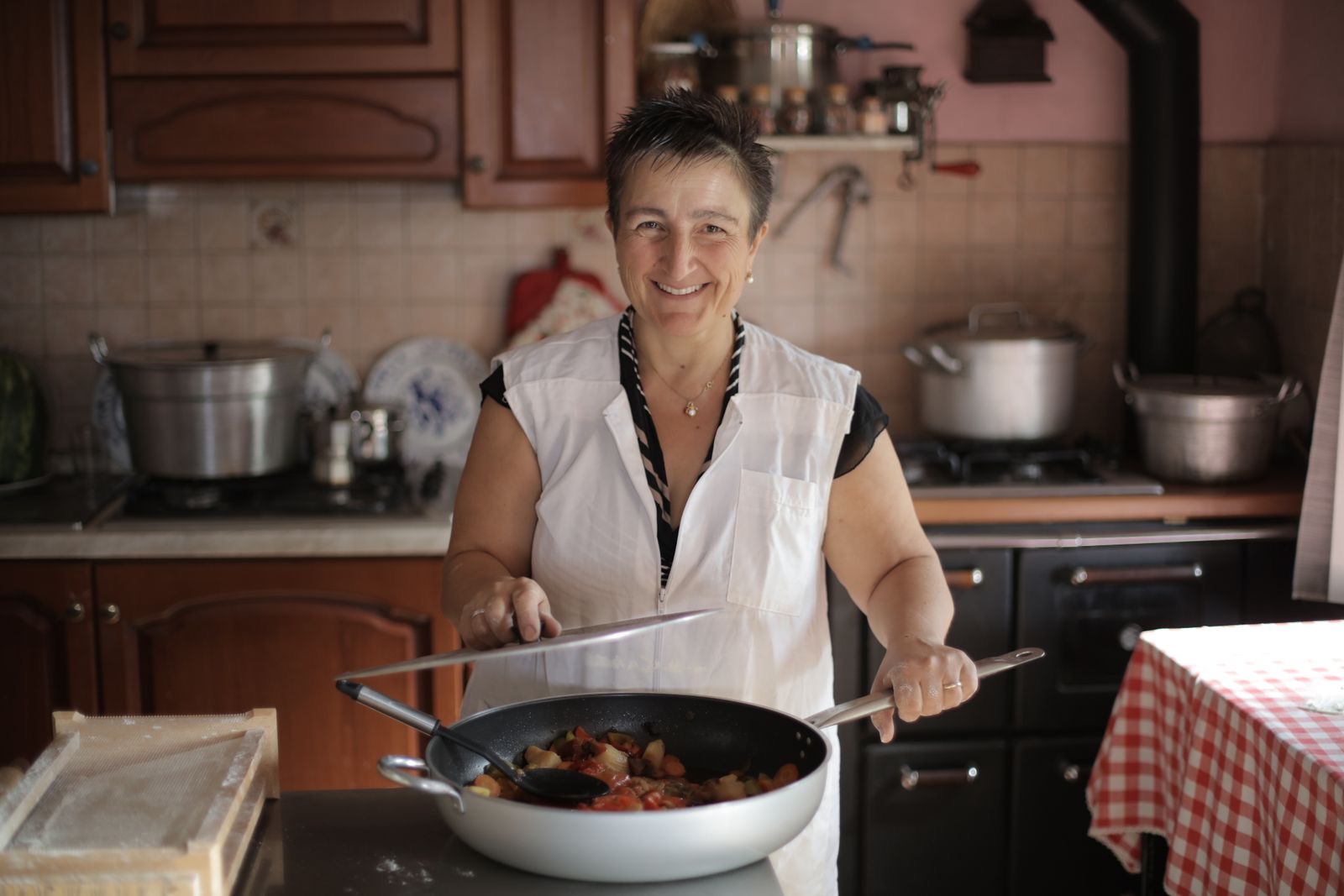 Frau lacht in ihrer Küche